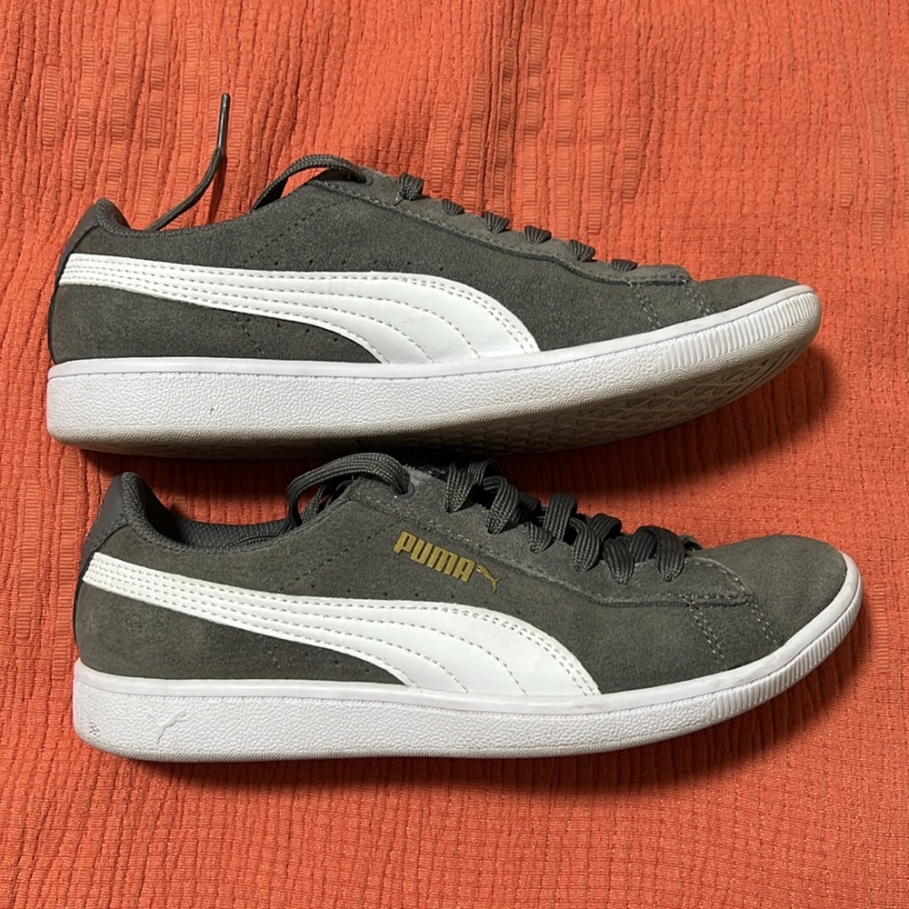 Puma Womens Vikky 370204 04 Grey White Running Shoes Sneakers Size 6.5.